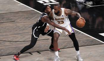 LeBron James durante un partido contra los Nets.