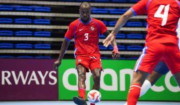 El jugador Óscar Hinks durante el juego ante Cuba.