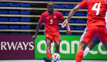 El jugador Óscar Hinks durante el juego ante Cuba.