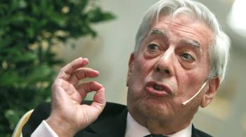 Fotografía de archivo, tomada en diciembre de 2010, del escritor peruano Mario Vargas Llosa, durante una rueda de prensa, antes de recibir el primio Nobel de Literatura, en Estocolmo.