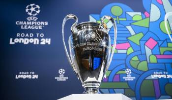 El trofeo de la UEFA Champions League previo al sorteo.