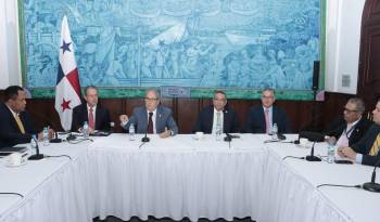 Los ministros de Salud y Gobierno, junto al director de la Caja de Seguro Social en reunión con clubes cívicos de Panamá.