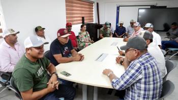 Productores acuden a las instalaciones del MIDA a reclamar pago de cosechas pasadas.