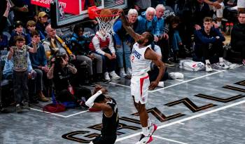 Kawhi Leonard (c) lanzando el balón durante el juego de baloncesto de Los Angeles Clippers.