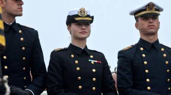 La Princesa Heredera Leonor (centro) observa a bordo del buque escuela Juan Sebastián de Elcano a su llegada a Valparaíso, Chile.