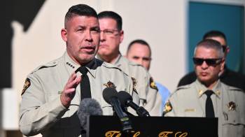 El sheriff Adan Mendoza habla durante una conferencia de prensa en la Oficina del Sheriff del Condado de Santa Fe para dar una actualización sobre la investigación de las muertes del actor Gene Hackman y su esposa Betsy Arakawa este 28 de febrero de 2025.