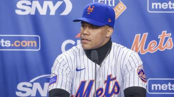 El jugador de béisbol dominicano Juan Soto habla durante una conferencia de prensa para anunciar formalmente su firma con los New York Mets.