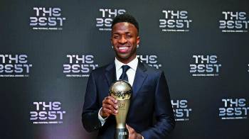 El jugador del Real Madrid Vinicius Junior posa con el premio al Mejor Jugador, durante la gala de los Premios The Best 2024.