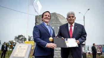 El presidente de Panamá José Raúl Mulino (d) junto al alcalde Francis Allison.