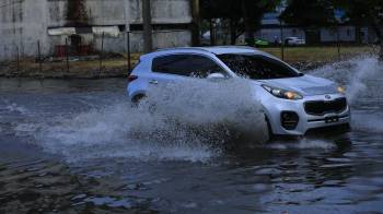 En Vía España, a la altura de Bella Vista, también se reportaron acumulaciones de agua que redujeron el flujo vehicular.
