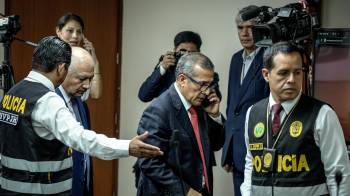 El expresidente de Perú Ollanta Humala (centro) es retirado por integrantes de la Policía Nacional de Perú, tras oír su sentencia este martes.