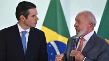 El presidente de Brasil, Luiz Inácio ‘Lula’ da Silva (Der.), ofrece declaraciones a la prensa junto a los nuevos presidentes del Senado, Davi Alcolumbre (fuera de cuadro) y de la Cámara Baja, Hugo Motta, tras una reunión en el Palacio del Planalto, este lunes en Brasilia (Brasil).