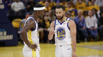 El escolta de los Golden State Warriors, Stephen Curry (der.), y el alero Jimmy Butler.