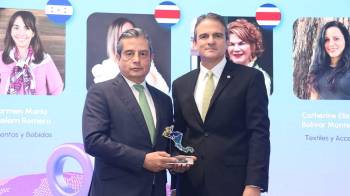Daniel Antonio Fortín, presidente de la Cámara de Honduras (d) entrega un reconocimiento a Raúl Delvalle, de la CCIAP (d).