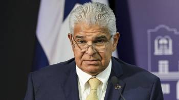 Fotografía cedida por la Presidencia de Panamá del presidente de Panamá, José Raúl Mulino, hablando durante una conferencia de prensa este jueves, en la sede de la presidencia en la Ciudad de Panamá.