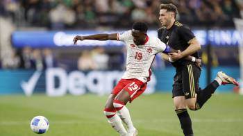 El defensor canadiense Alphonso Davies (izq.).
