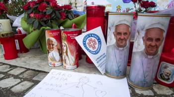 La comunidad católica extiende oraciones de recuperación para el Papa Francisco.