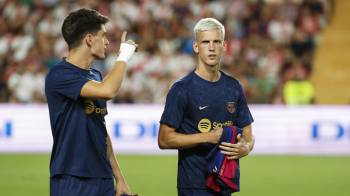 Los jugadores del FC Barcelona Dani Olmo (der.) y Pau Víctor durante un calentamiento.