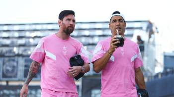 Los jugadores del Inter Miami, Lionel Messi (izq.) y Luis Suárez.