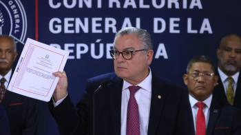 El contralor de la República anunció los resultados acompañado de su equipo de auditores.