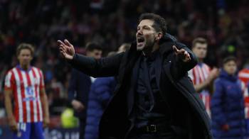 Simeone pide al público el aplauso hacia sus jugadores al término del partido.