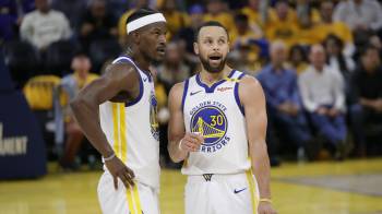 Stephen Curry (der.) y Jimmy Butler, de Golden State Warriors.