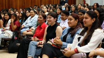 Joana Marcús (con suéter cuello de tortuga negro) convocó a más de 360 jóvenes lectores panameños en la Universidad Católica Santa María La Antigua.