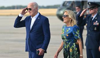 Biden junto a la primera dama de Estados Unidos, Jill Biden, en la base aérea de Maryland.