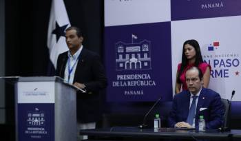 Bárcenas junto al canciller Javier Martínez-Acha.