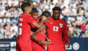El defensa de la selección de Panamá, Andrés Andrade (i.) junto con sus compañeros durante el partido ante la selección de Galicia.