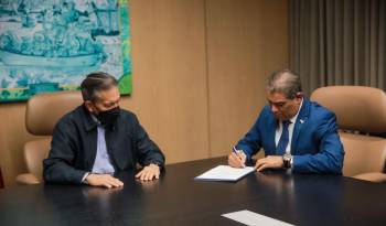 El presidente Laurentino Cortizo y el ministro de Salud, Luis Francisco Sucre, durante la firma del decreto.