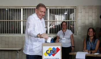 El entonces candidato a la presidencia de Venezuela, Edmundo González Urrutia, vota el 28 de julio de 2024.