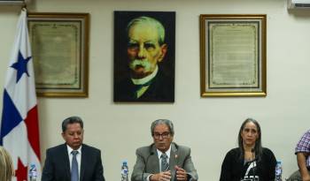 En la mesa (de izq. a der.) el viceministro Manuel Zambrano, el ministro Fernando Boyd Glindo y la doctora Reina Roa.