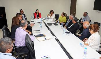 Momentos en que la coordinadora del Plan Estratégico de Gobierno (PEG), Rubilú Rodríguez, se reunió con Felipe Rodríguez, coordinador de la red de Centros de Competitividad Regionales.