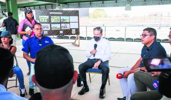 El presidente Cortizo (c) conversa con representantes de los medios.