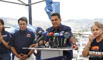 Ricardo Lombana anuncia plan para instalar paneles solares.