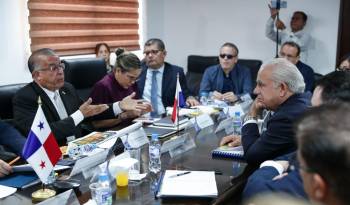 Reunión de transición entre el ministro del MIDA saliente, Augusto Valderrama, y su homólogo designado, Roberto José Linares.