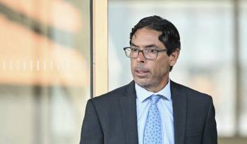 El médico de California, Mark Chavez, sale de un tribunal federal en Los Ángeles el 2 de octubre de 2024.