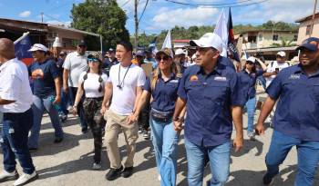 Lombana durante un recorrido este domingo en la provincia de Colón, junto al candidato a la vicepresidencia Michael Chen.