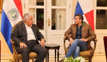 El presidente de Panamá, José Raúl Mulino junto al mandatario de Paraguay, Santiago Peña.
