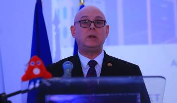 El ministro encargado de Relaciones Exteriores, Carlos Guevara Mann, durante su discurso en la celebración Día Nacional de la República Francesa, el 14 de julio.