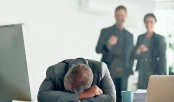 No debes dormir demasiado, pues al despertar alguien puede decirle que has sufrido un fracaso.