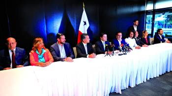 Dirigentes de distintos sectores firmaron una declaración que rechaza lo pactado por Mulino.