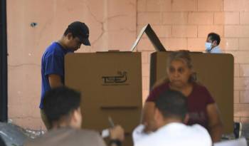 La gente vota durante las elecciones presidenciales y legislativas en un colegio electoral en San Salvador el 4 de febrero de 2024.