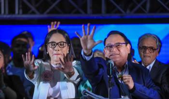 Zulay Rodríguez junto a simpatizantes en su cierre de campaña electoral.