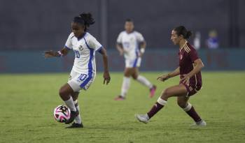 Gloria Sáenz (izq.) durante el partido contra Venezuela.