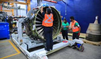 La Academia de Técnicos Aeronáuticos, además de certificarlos como técnicos, también les brinda cursos de inglés.