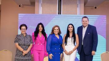 Dayanara Salazar, de ONU Mujeres; Marlina Cedeño, del Centro Médico Estético Cemedes; Karol Vásquez, de Banesco Panamá; Alexa González, de Panameats y Eduardo Lim Yueng, presentador de noticias.