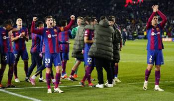 Los jugadores del FC Barcelona celebran la victoria contra el Napoli.