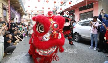 Celebración del año nuevo chino, año del dragón, en el Barrio Chino.